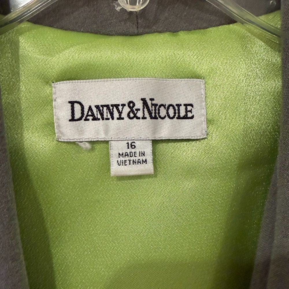 Danny & Nicole Gray Pleated Two-Piece Pantsuit - Picture 4 of 4